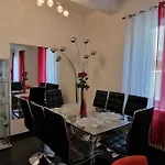 L'oiseau Du Paradis Proche Des Grands Buffets *